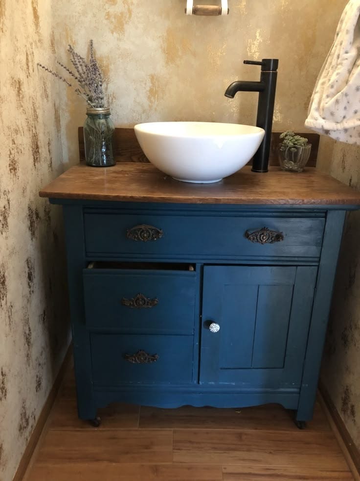 Mueble para lavamanos con estructura en bronce y madera