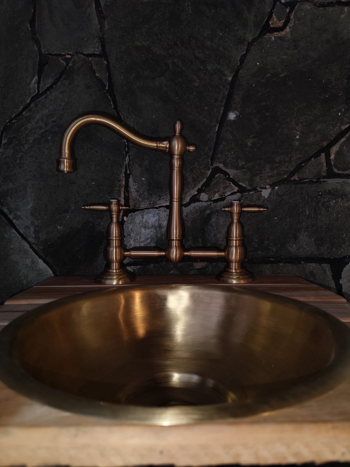 Mezclador de pared para lavaplatos 8 pulgadas en bronce con caño largo giratorio