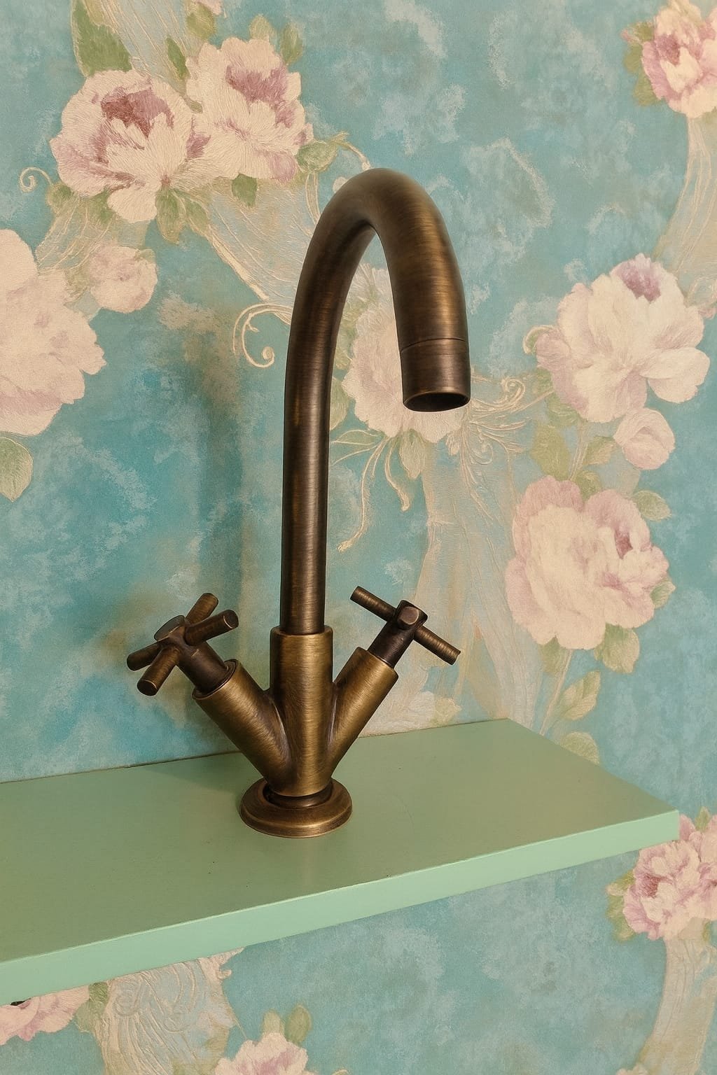 Grifería monoblock vintage cuello alto en bronce