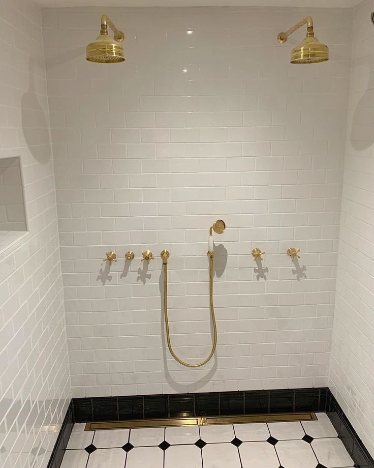 Regadera de techo XL tipo lluvia en bronce Sinú Design