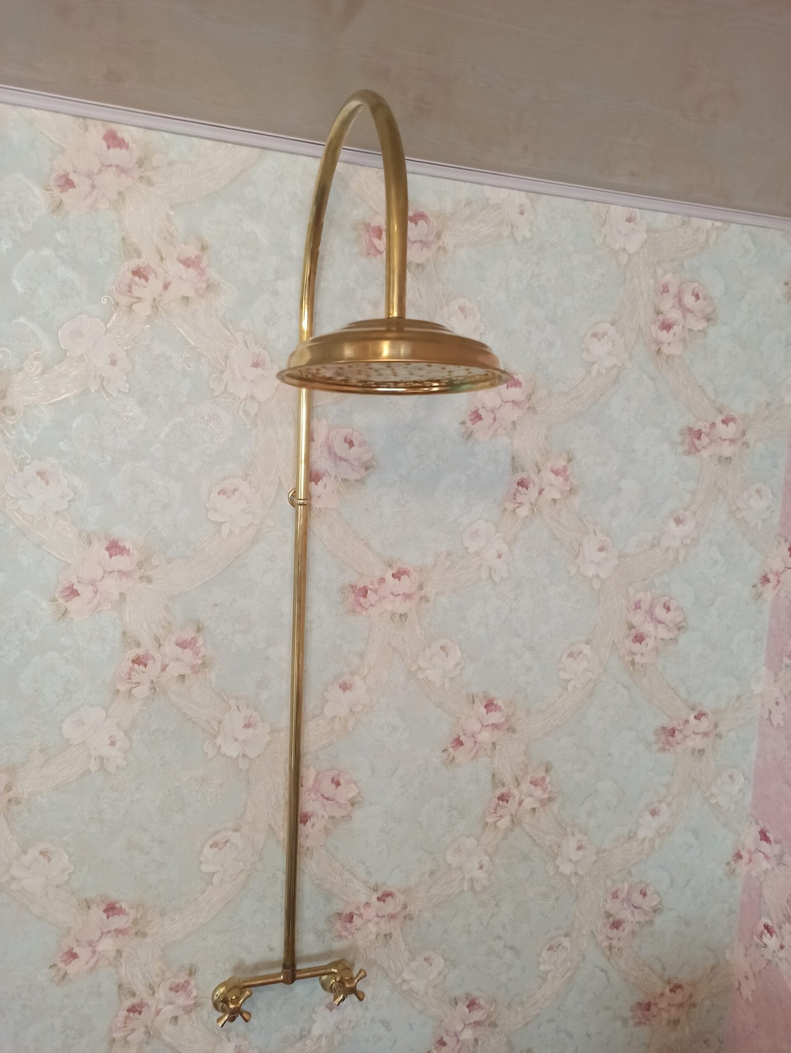 Ducha en bronce con tubería a la vista estilo vintage Sinú Design