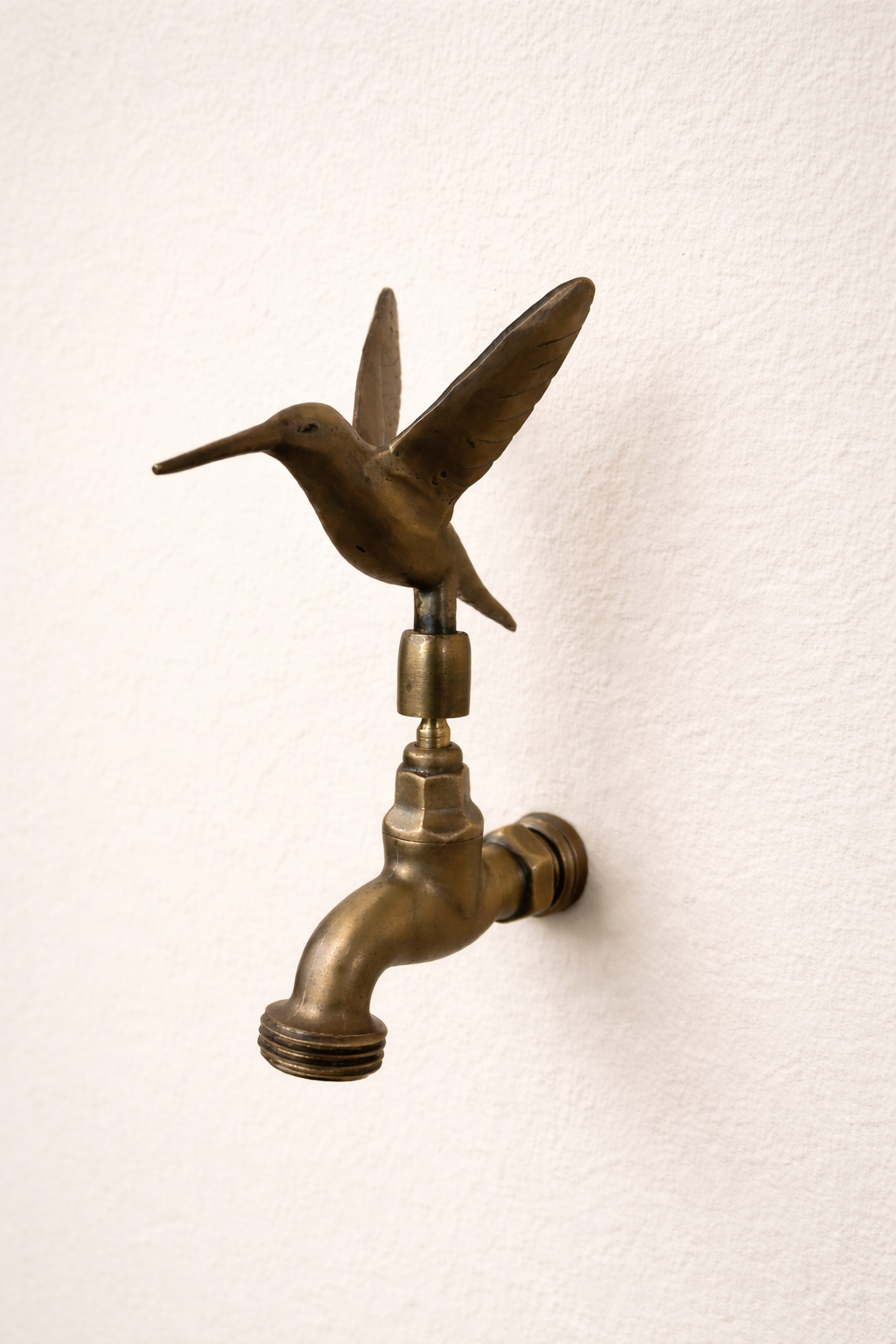 Llave de agua fría de pared minimalista en bronce con salida recta