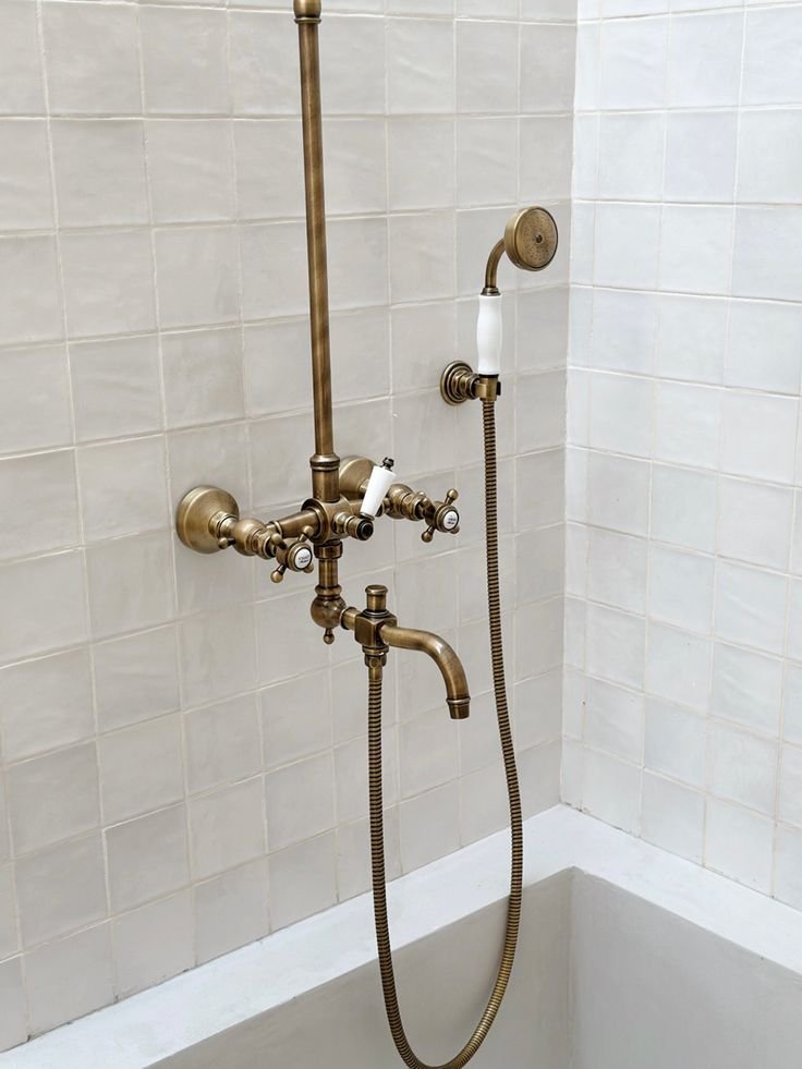 Ducha de tres vías en bronce Sinú Design