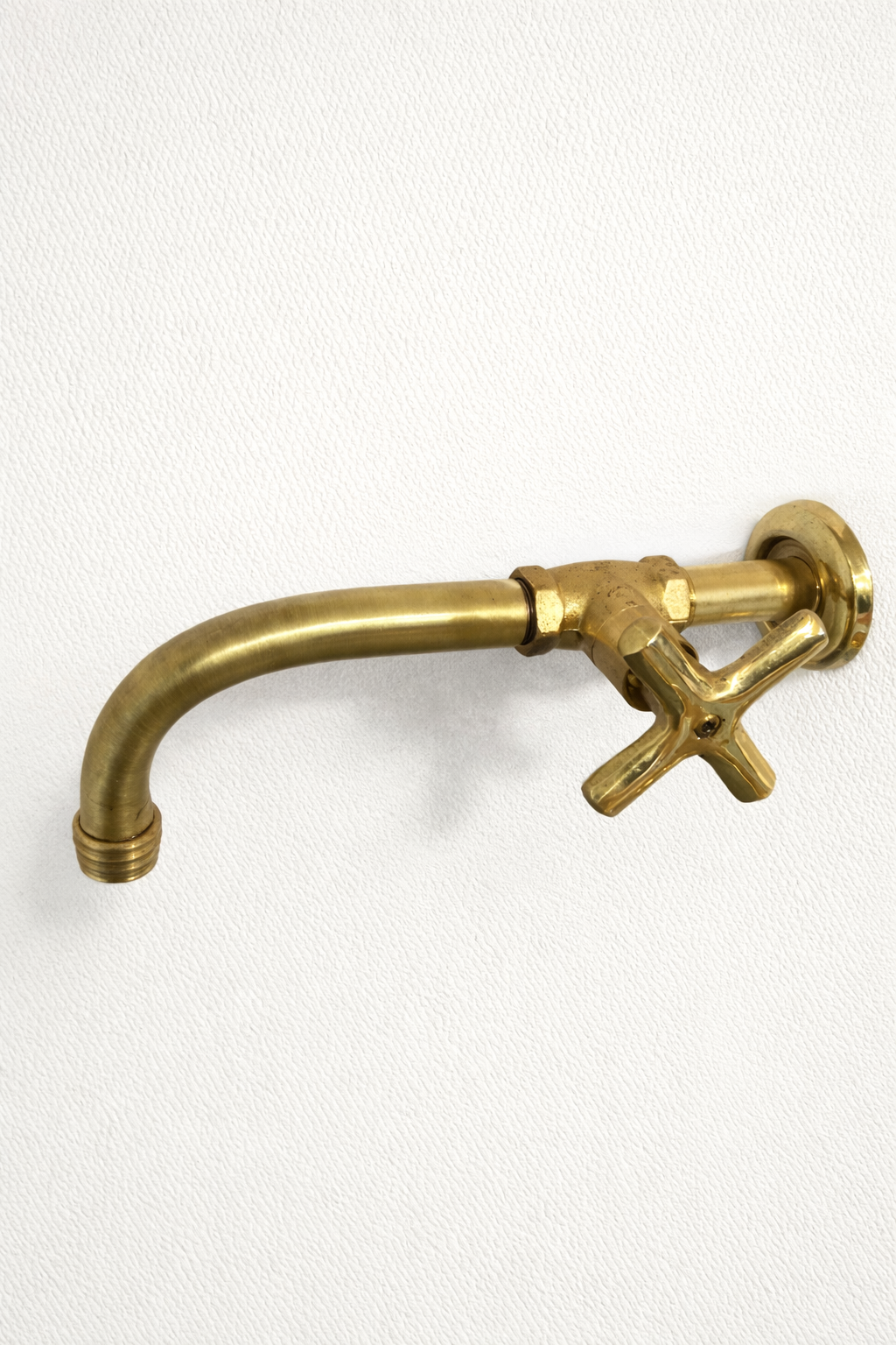 Llave de pared vintage en bronce para lavamanos