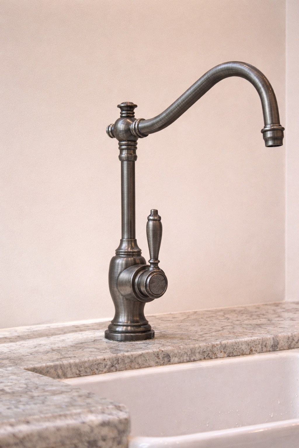 Llave de agua fría victoriana para lavaplatos en bronce