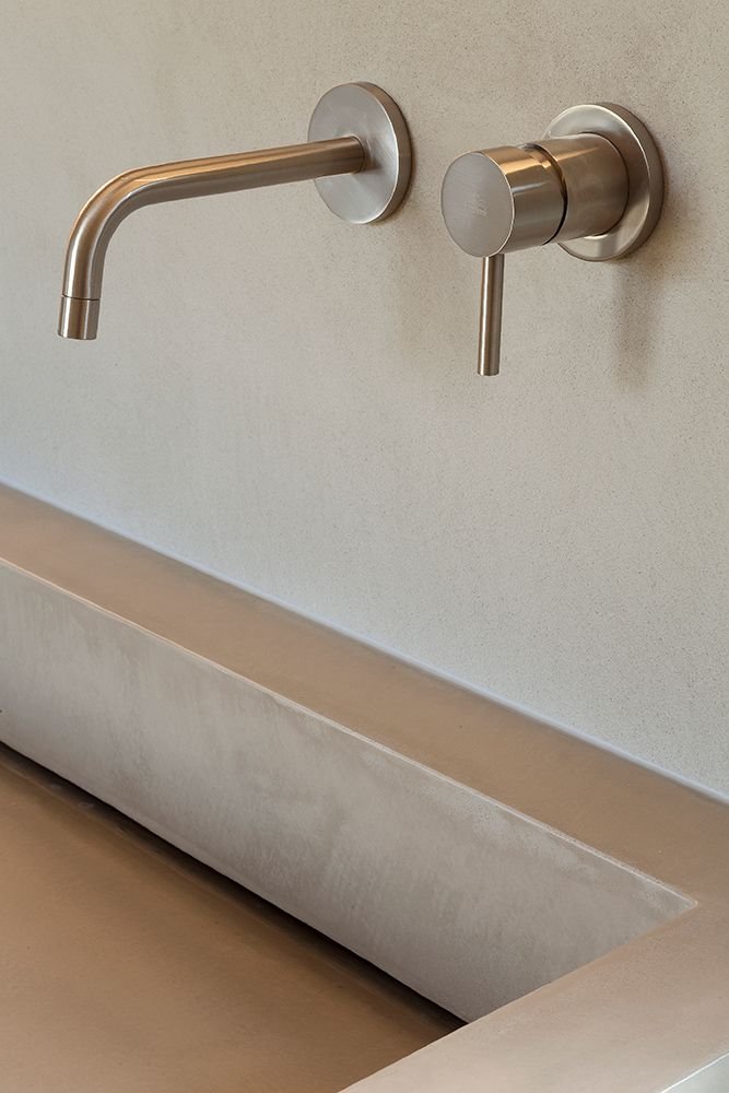 Monocontrol de pared minimalista en bronce para lavamanos