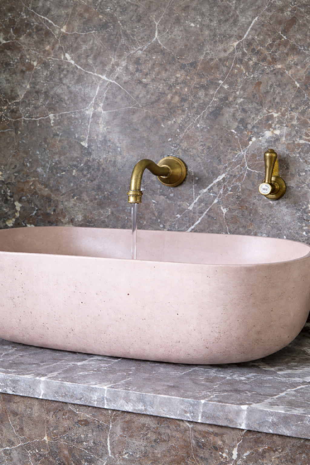 Monocontrol de pared cuello de cisne corto en bronce para lavamanos