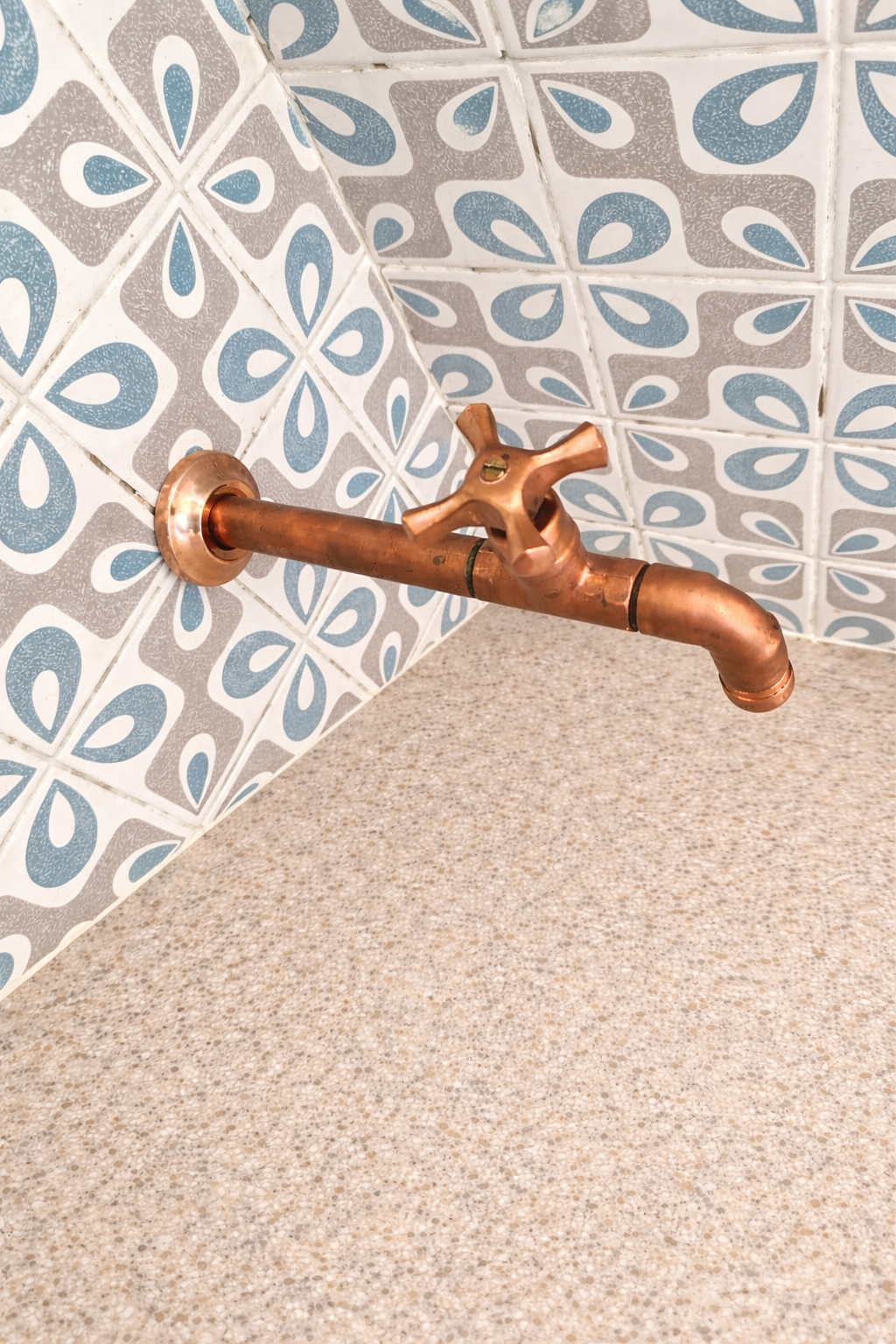 Llave de agua fría de pared vintage en bronce con manija en cruz