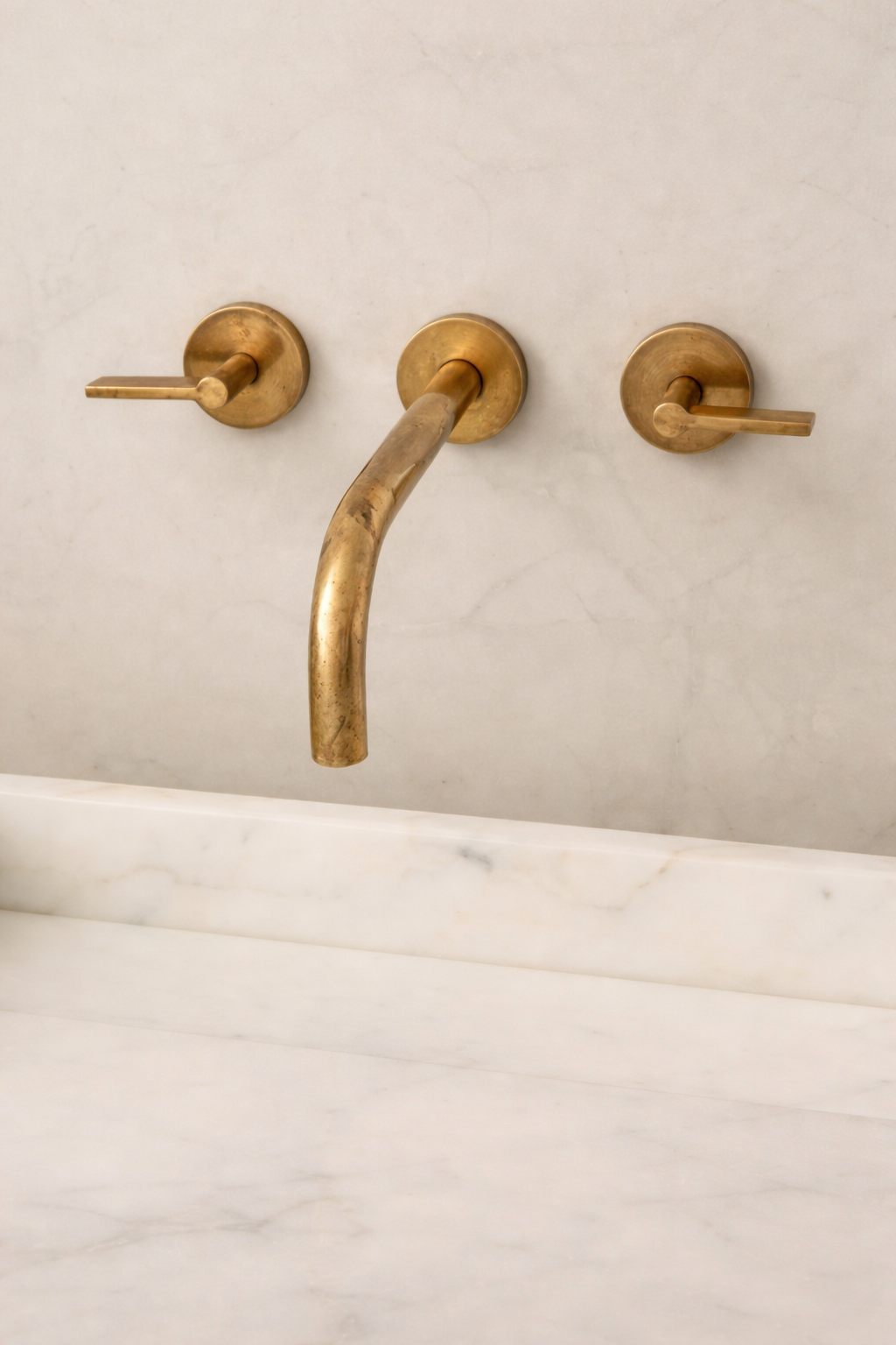 Mezclador 8 pulgadas de pared minimalista en bronce con caño recto