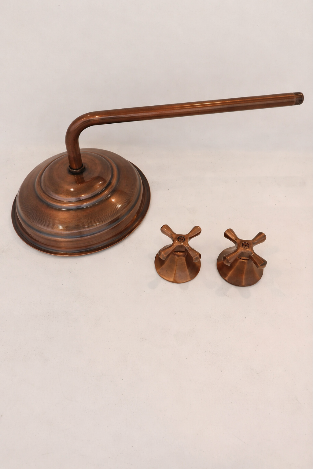 Ducha de pared en bronce con mezclador y brazo clásico Sinú Design