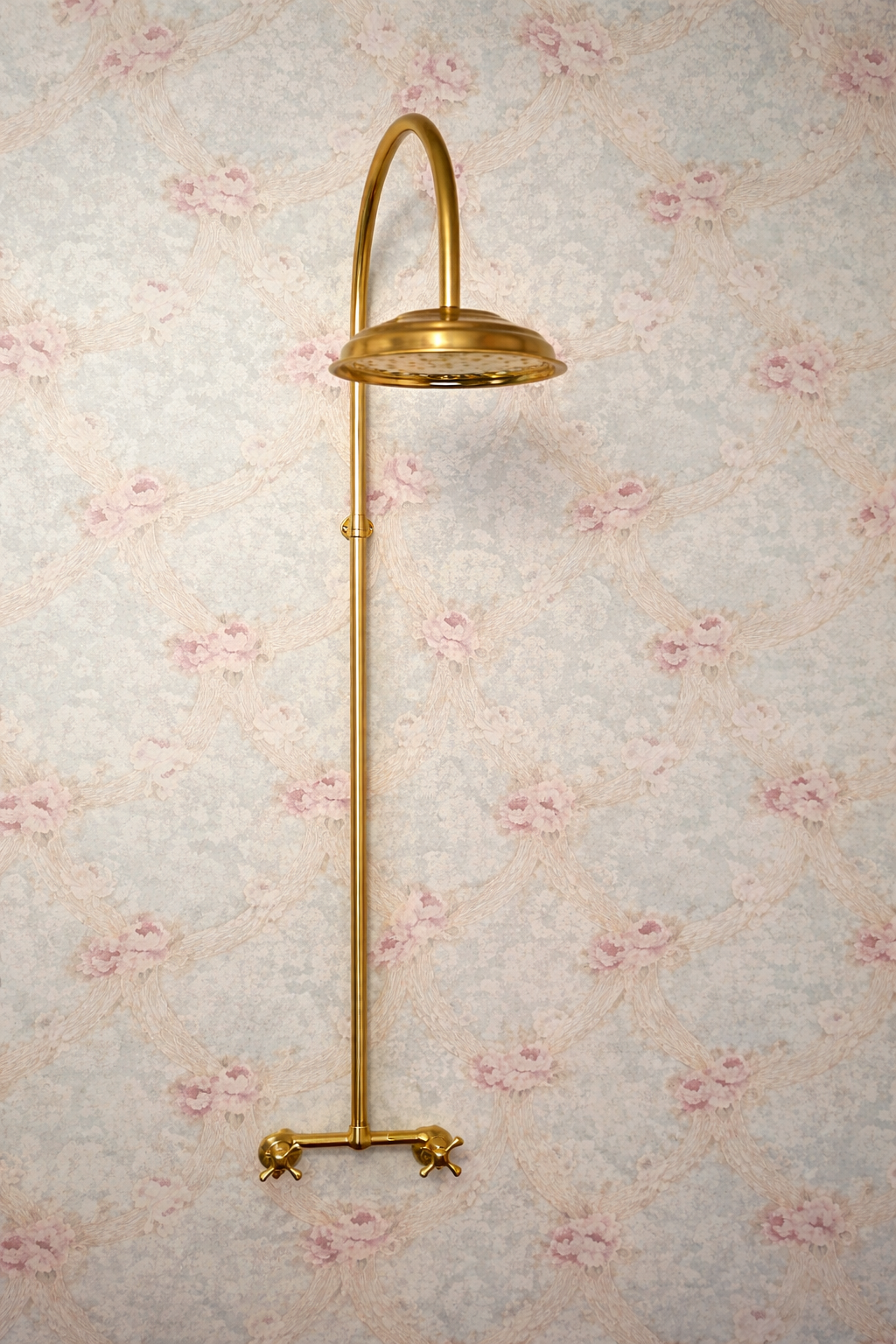 Ducha en bronce con tubería a la vista estilo vintage Sinú Design