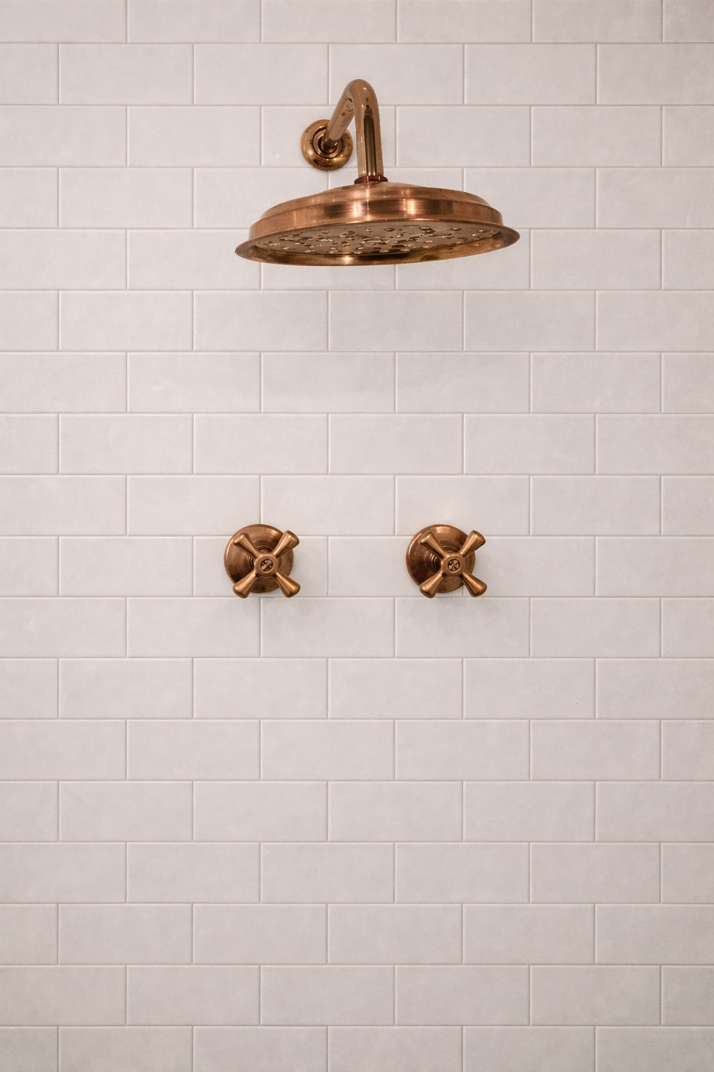 Ducha esquinera en bronce para baños pequeños Sinú Design