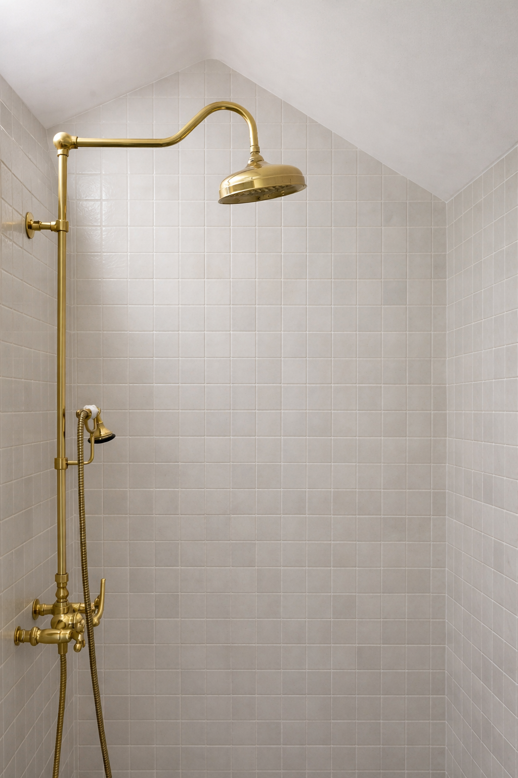 Ducha en bronce para loft pequeño Sinú Design