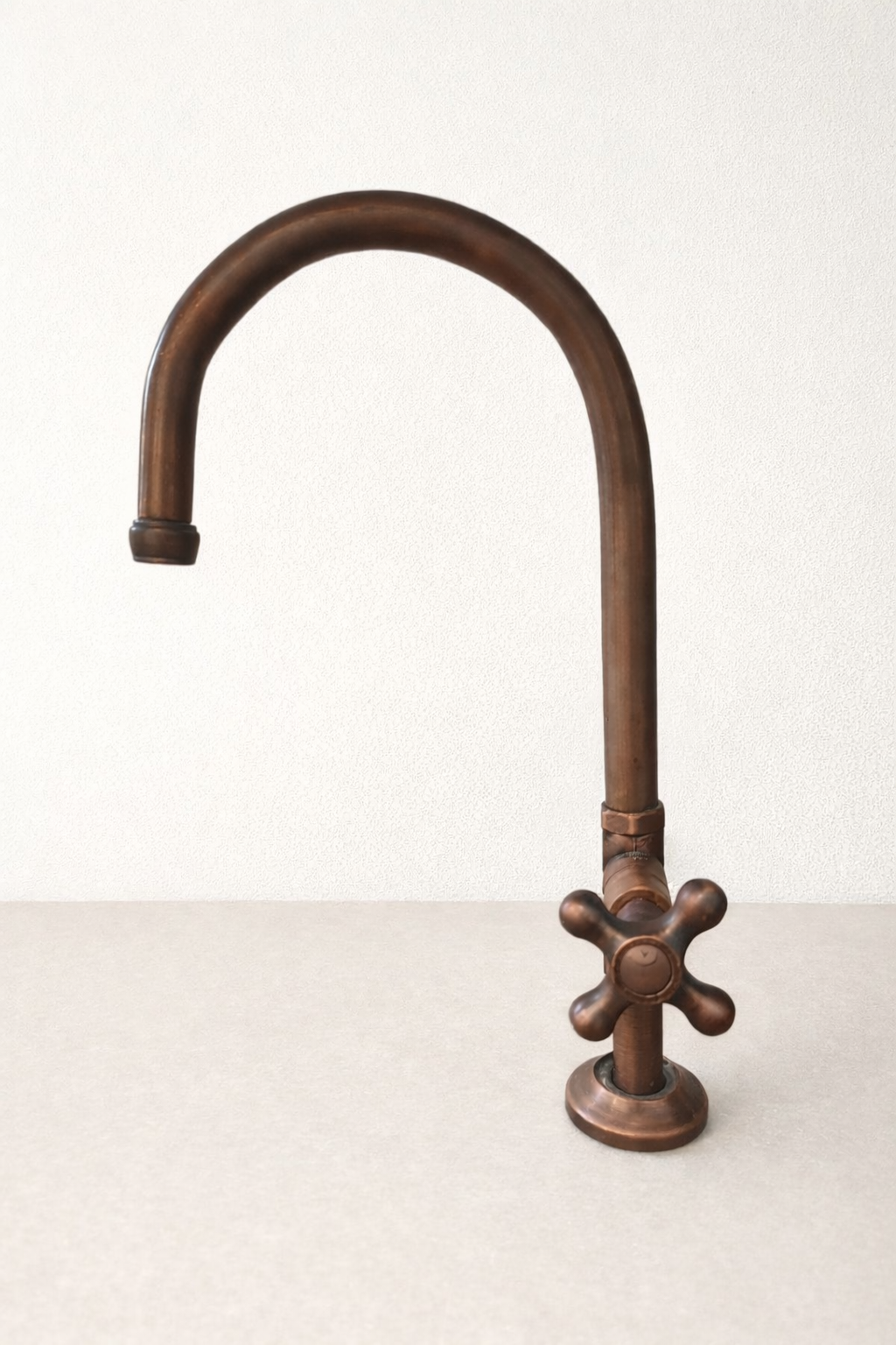 Llave de agua fría estilo victoriano para lavamanos en bronce
