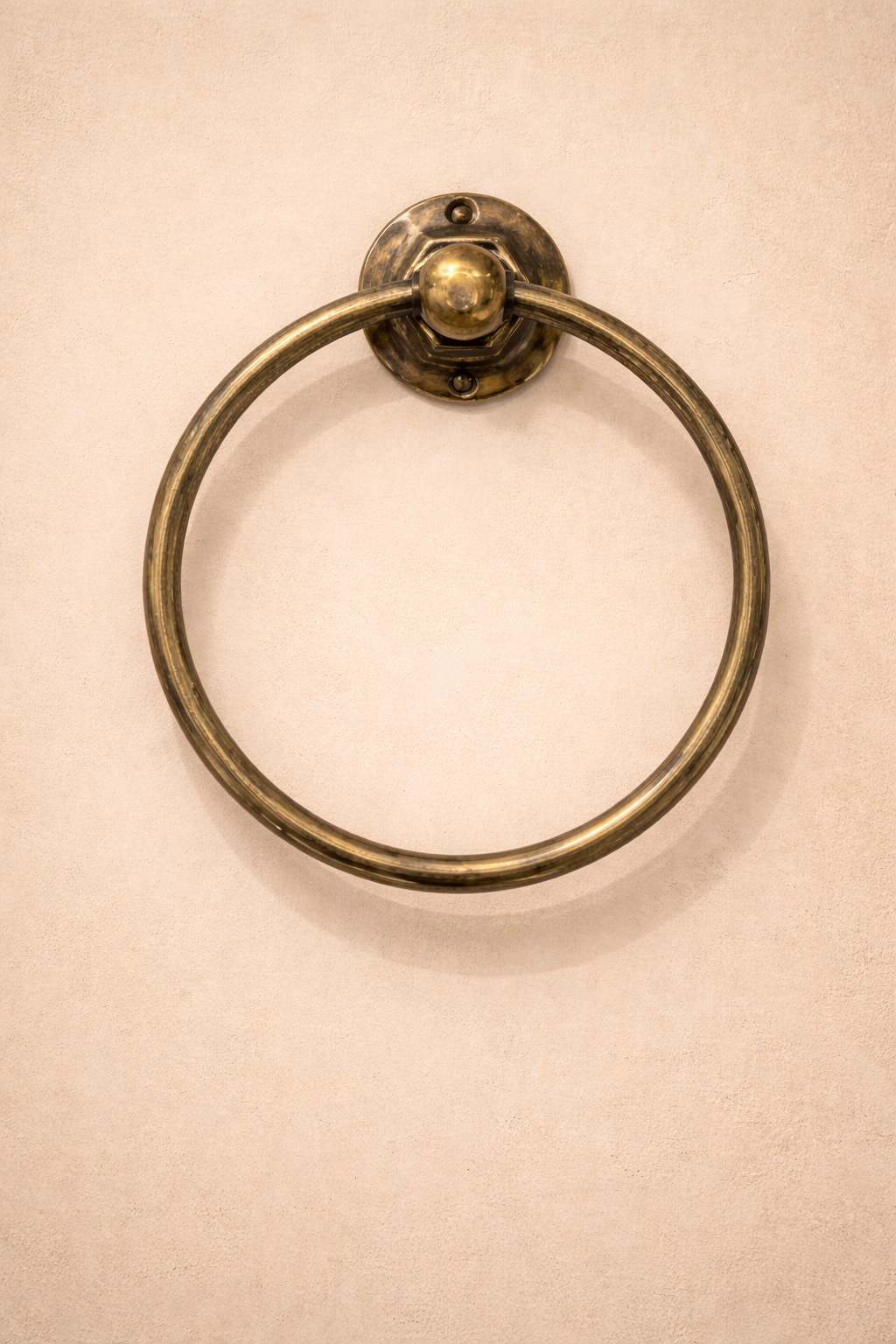 Toallero de manos triangular en bronce Sinú Design