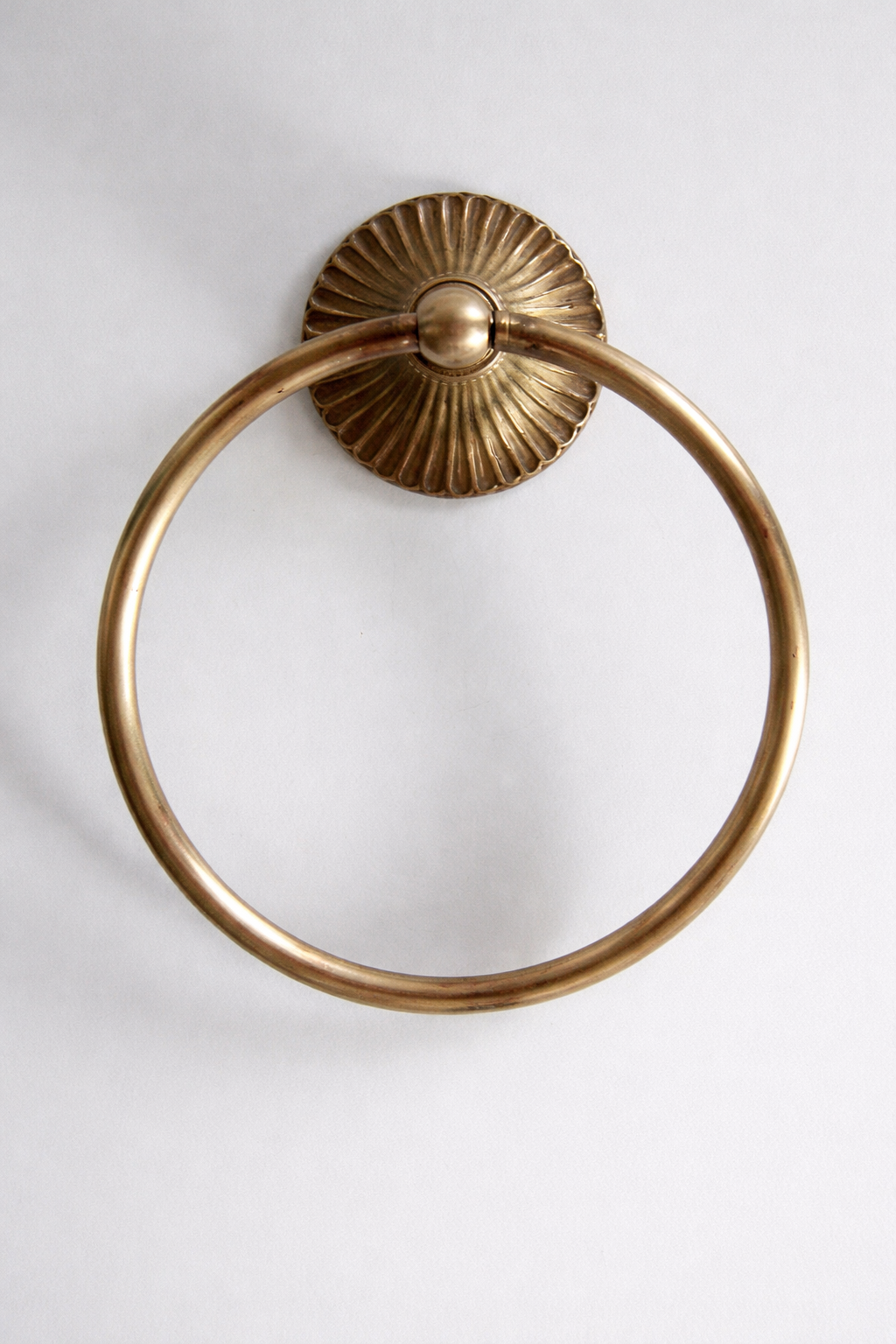 Toallero de manos minimal en bronce Sinú Design