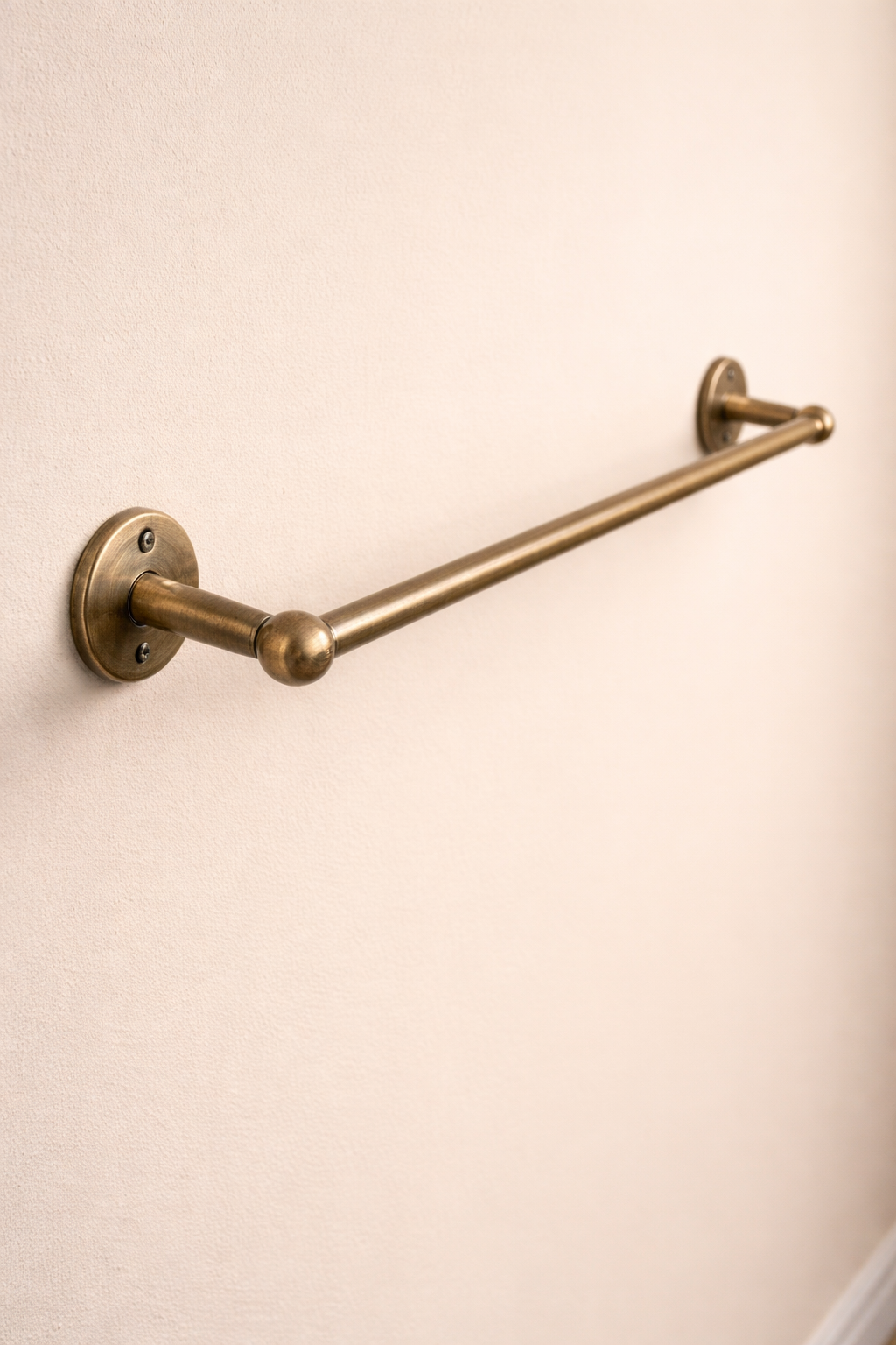 Toallero de barra minimalista en bronce Sinú Design