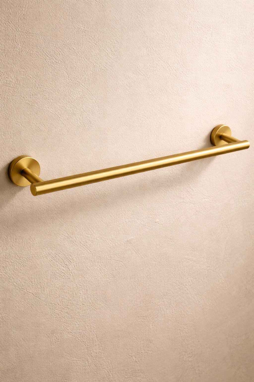 Toallero de manos triangular en bronce Sinú Design