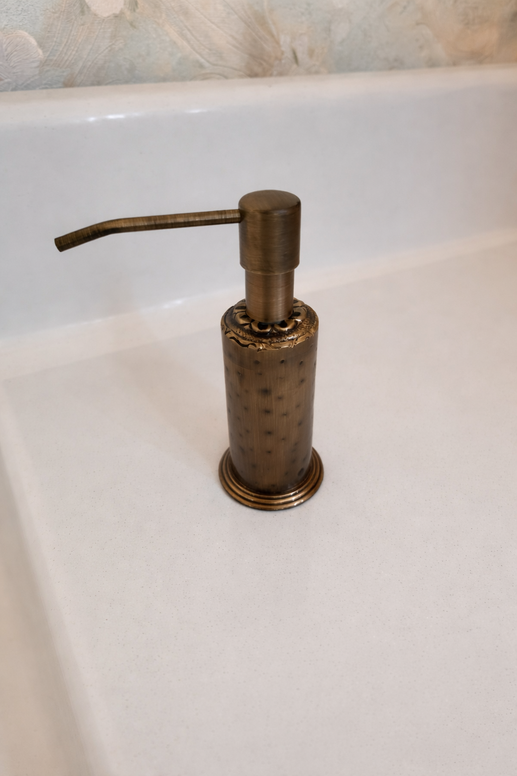 Dispensador de jabón liso en bronce Sinú Design