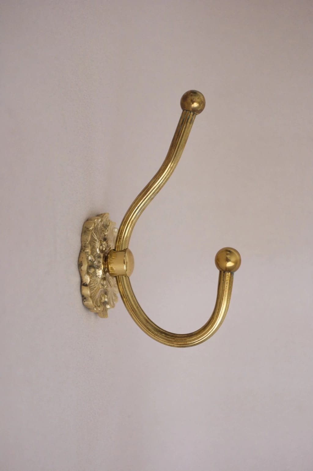 Gancho percha doble en bronce Sinú Design