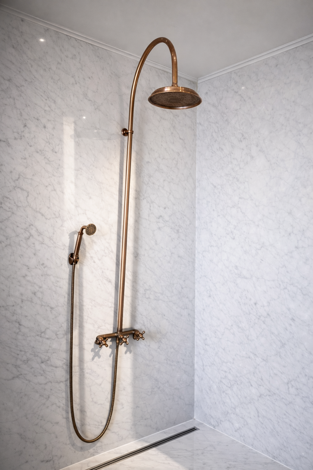 Ducha con teléfono en bronce y soporte Sinú Design