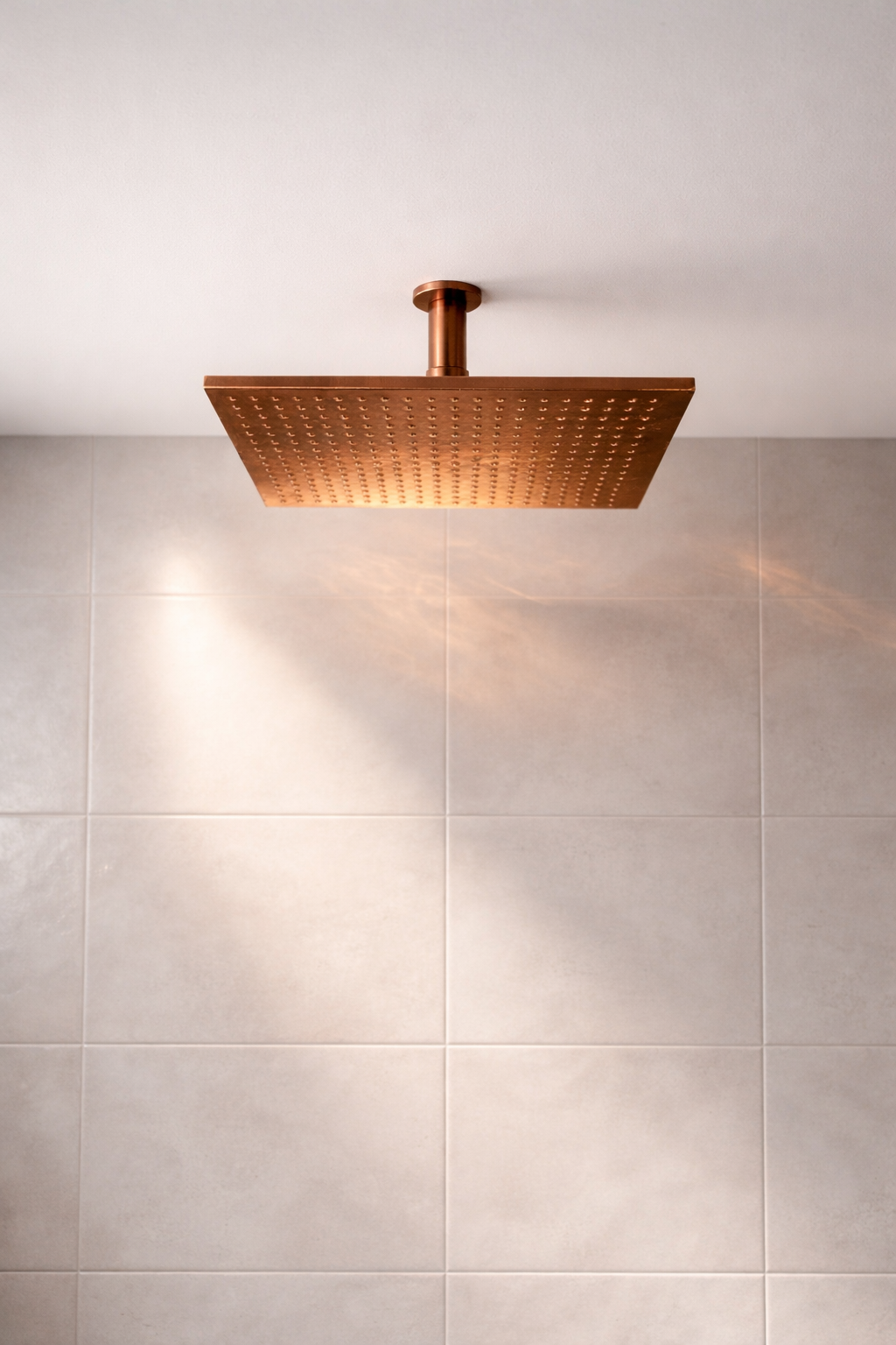 Regadera de pared cuadrada en bronce Sinú Design