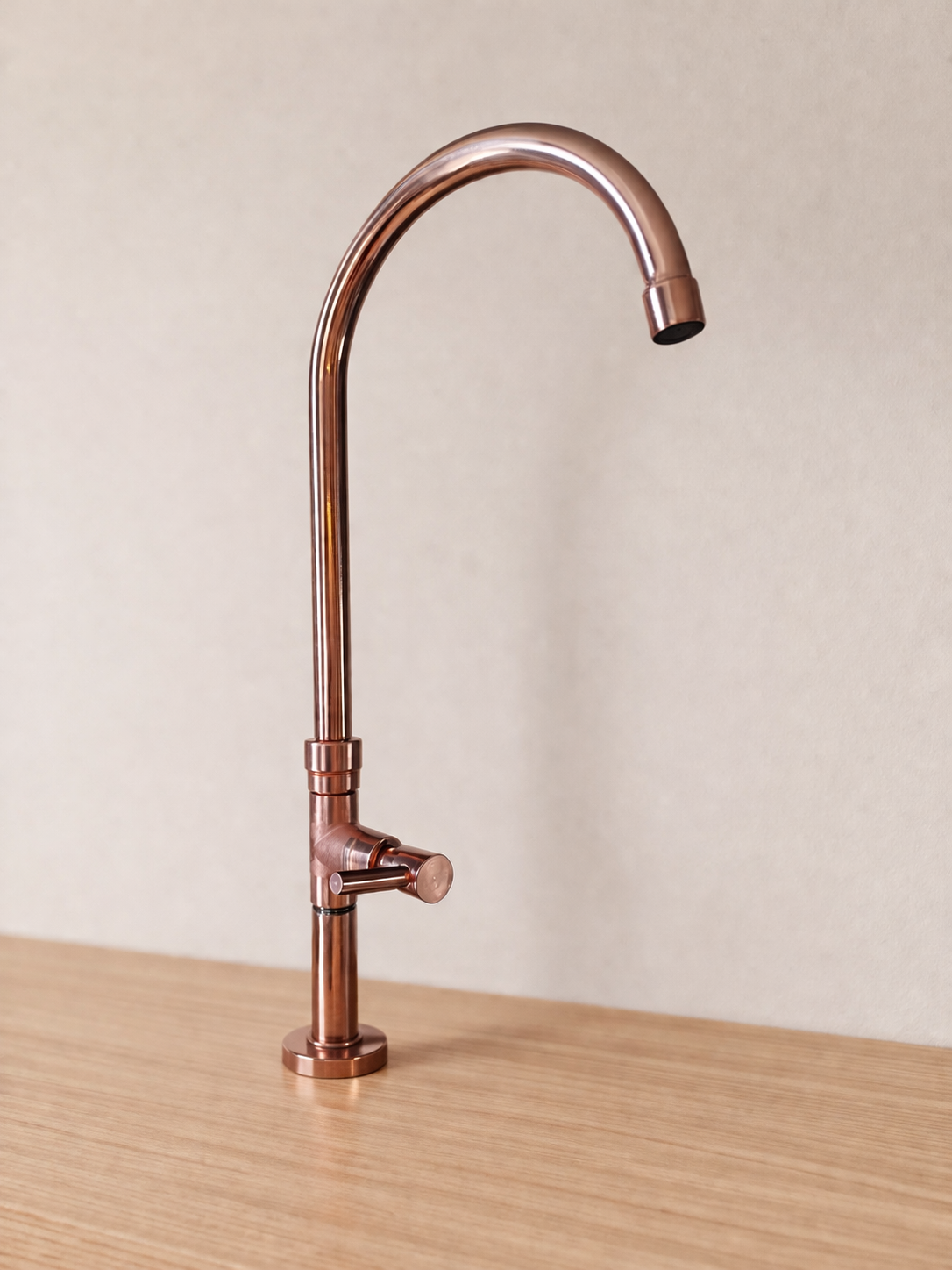 Llave de agua fría con manija superior minimalista para lavamanos en bronce