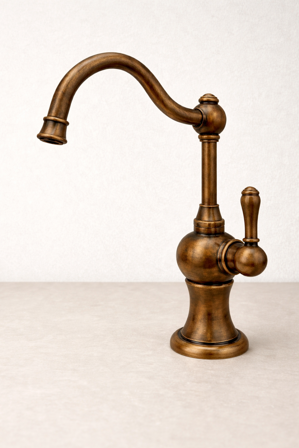 Llave de agua fría vintage europea para lavaplatos en bronce envejecido