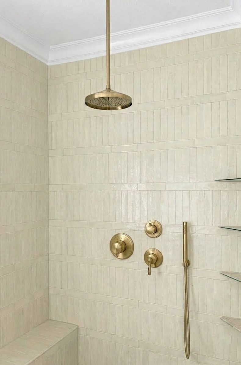 Regadera de techo XL tipo lluvia en bronce Sinú Design