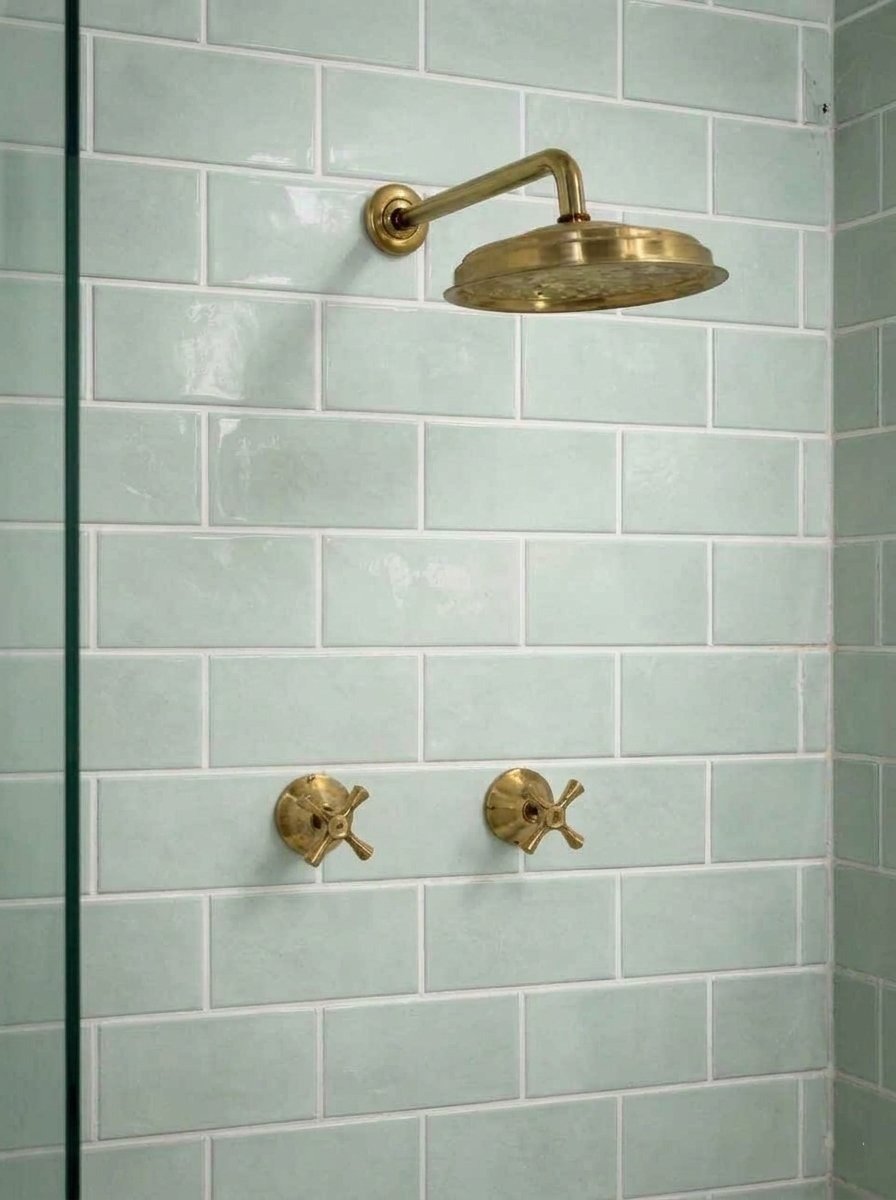 Ducha de pared en bronce con mezclador y brazo clásico Sinú Design