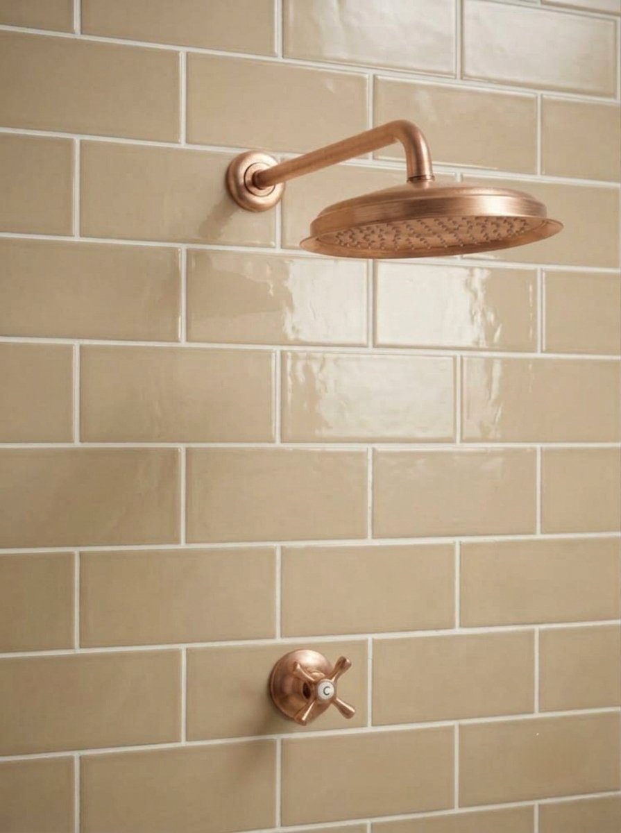 Ducha de agua fría en bronce para baño social Sinú Design